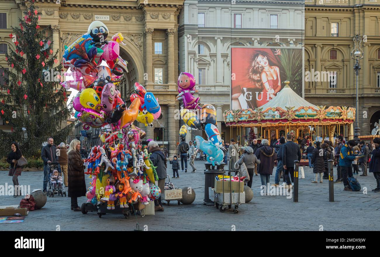 Weihnachtsbaum, Karussell und Ballons zum Verkauf an der Piazza della Repubblica im Winter in Florenz, Toskana, Italien. Stockfoto