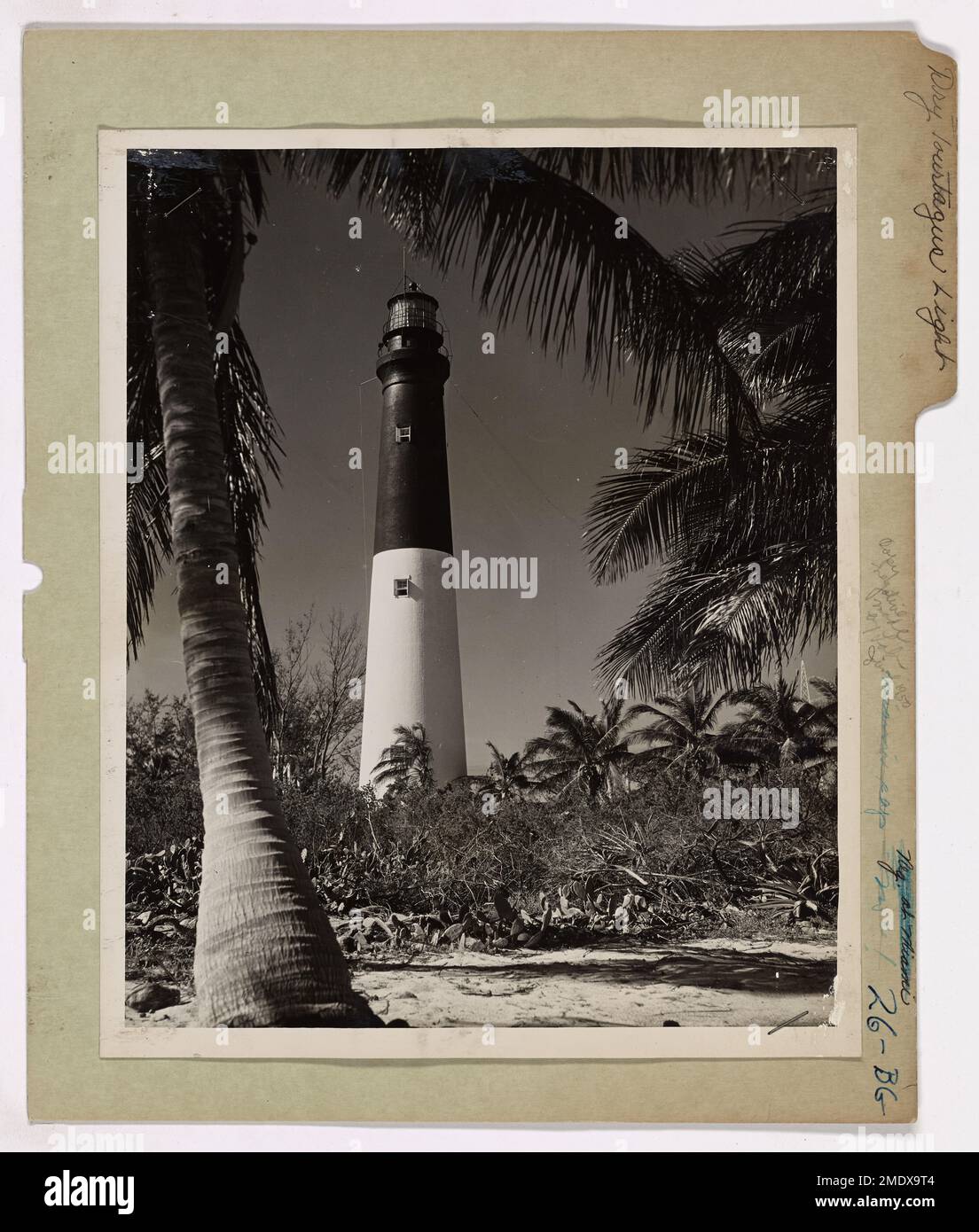 Trockene Tortugas Light auf Florida Riffs. Der Leuchtturm der Küstenwache am Loggerhead Key ist ein Leuchtturm der Küstenwache, der vor den heimtückischen Riffen Floridas am Eingang zum Golf von Mexiko warnt und seit 118 Jahren Stürmen und Kriegen standhält. Sie ist offiziell bekannt als Dry Tortugas Light Station und befindet sich etwa 65 Meilen westlich von Key West, Florida. [Florida]. Während des Hurrikans vom Oktober 1944 wurde das Anemometer weggetragen, nachdem eine windgeschwindigkeit von 120 km/h registriert wurde. Er ist 151 Meter hoch, hat eine Lichtausleuchtung von 18 Meilen von 1.500.000 Kerzenlichtern. Das 1826 erbaute Licht ist o Stockfoto
