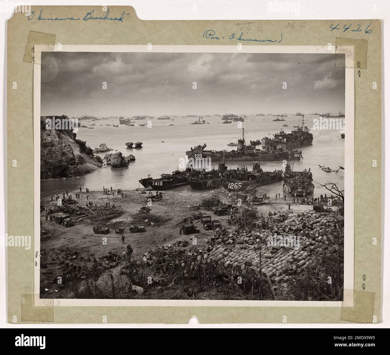 Okinawa Beachhead. Die Sea Moll of America schließt sich in Tokio ein (13. April 1945). Die japanische Bastion im Ryukyus, die an der Westküste von Okinawa kühn geschlagen wird, ist eine weitere eindrucksvolle Task Force, die einen Strandkopf herausschneidet, diesmal etwa 350 km vom japanischen Festland entfernt. Von der Küstenwache bemannte und Navy-Landungsboote aller Art schwärzen das Meer bis zum Horizont, wo die Schlachtwagen, Kreuzer und Zerstörer stehen. Stockfoto