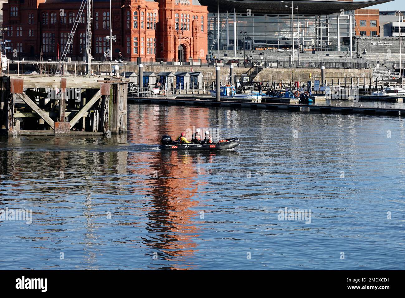 Feuerboot, aufblasbares Motorboot und Crew, Cardiff Bay, am 2023. Januar. Zyl Stockfoto