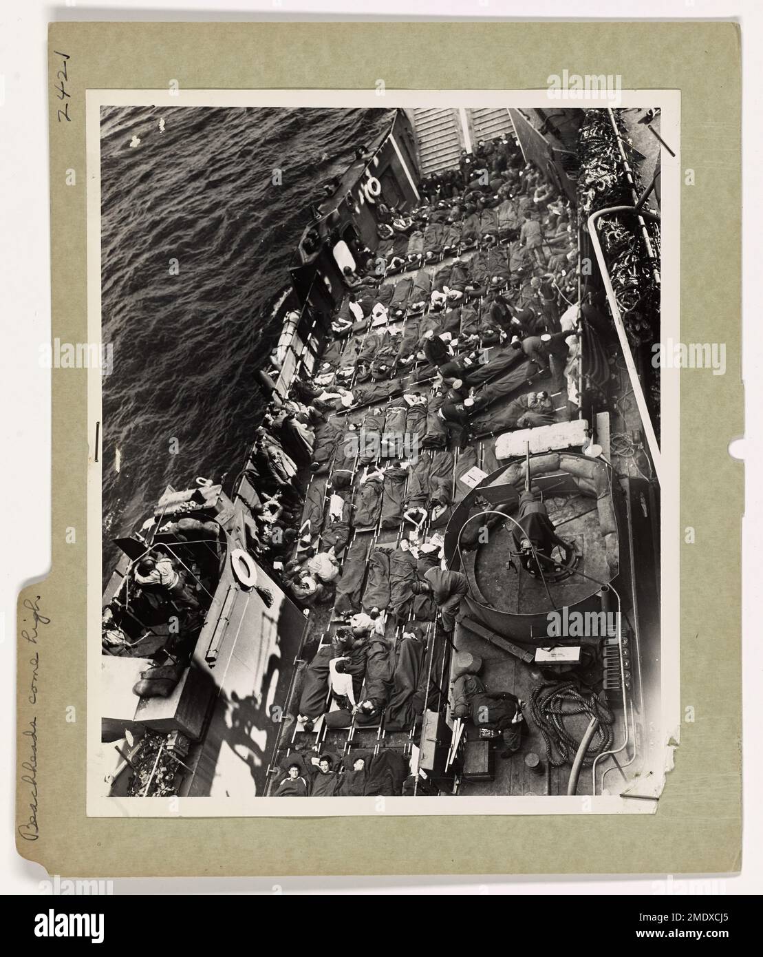 Diese Abbildung zeigt Reihen von Tragen, die die Docks eines LCT (Landing Craft Tank) der Küstenwache bedecken. Die Liegen sind gefüllt mit verwundeten Soldaten, die nach intensiven Kämpfen während der alliierten Invasion Frankreichs vom Strand der Normandie versetzt wurden. Stockfoto