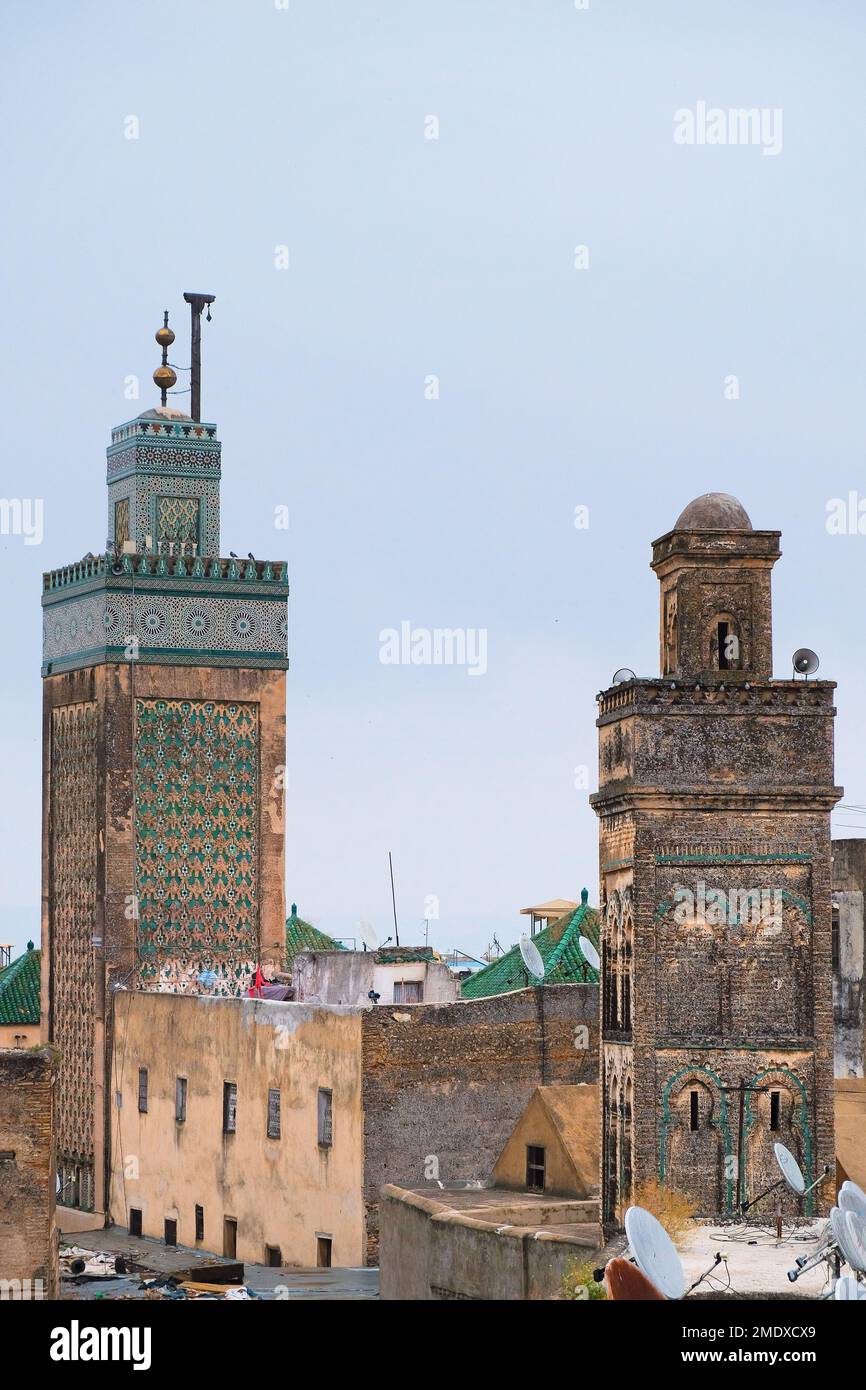 Fez, Marokko - Minarette von Bou Inania Madrasa in der alten Medina von Fes el Bali. Ruf zum Gebetsturm neben Moscheen. Hintergrund für vertikale Fes-Bewegung. Stockfoto