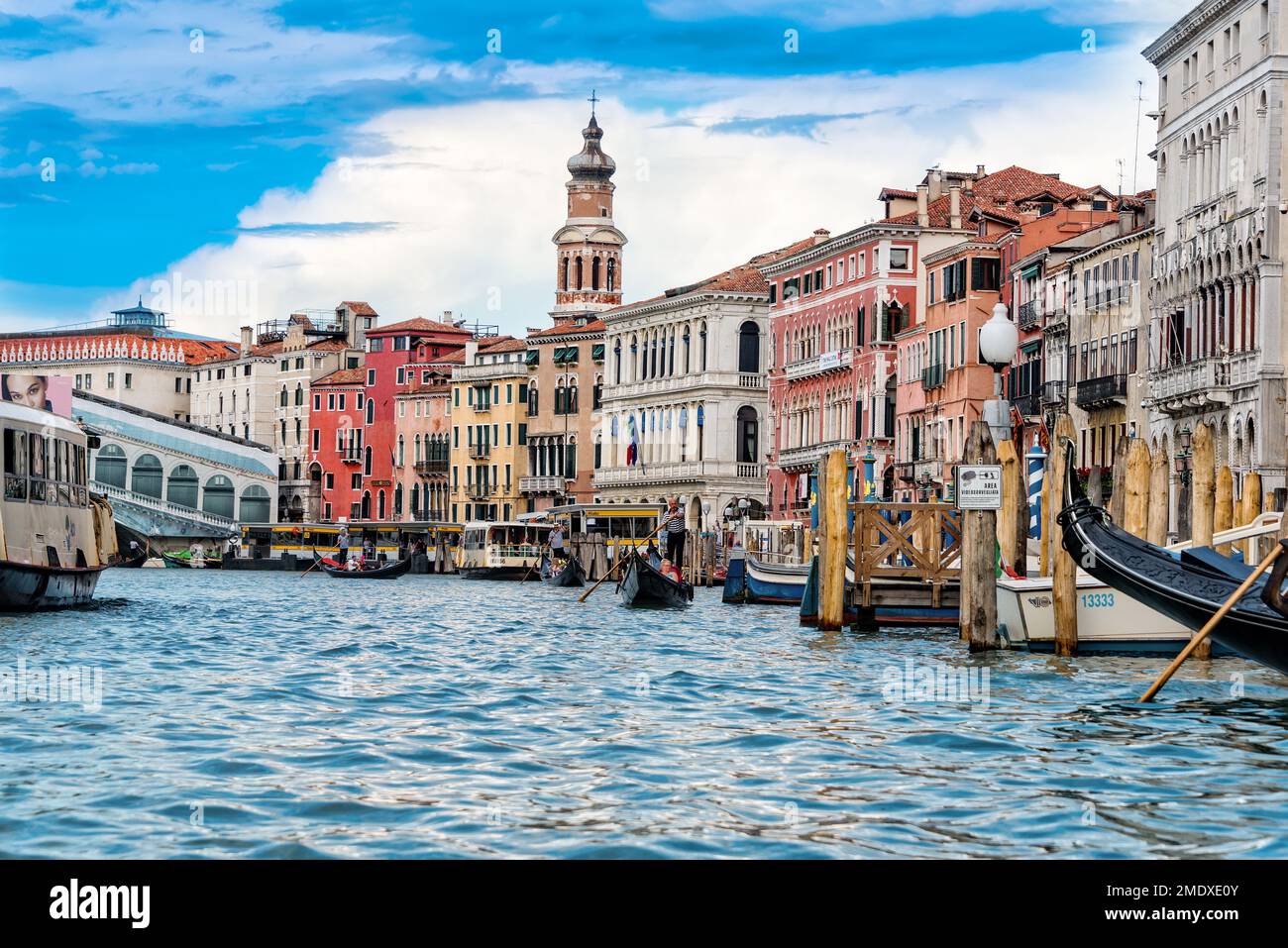 Venedig, Italien - 13. Juni 2016: Der Canale Grande ist einer der wichtigsten Wasserkanäle, die von Wassertaxis und Gondeln genutzt werden. Stockfoto