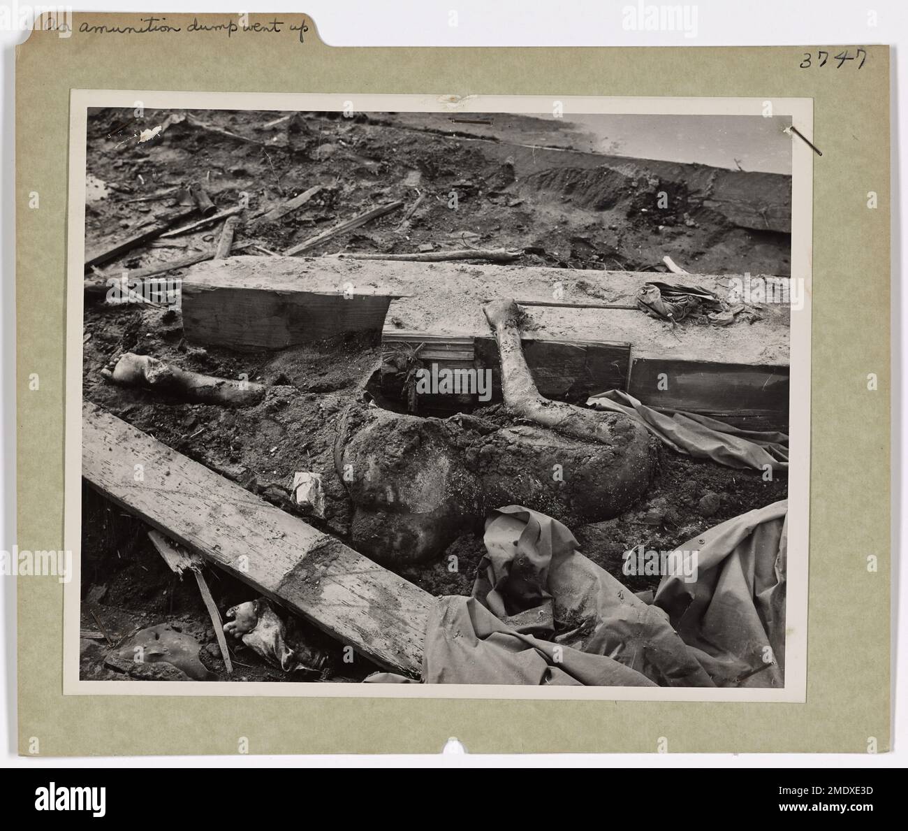 Ein Kriegsfotograf der Küstenwache erfasst die Folgen eines direkten japanischen Bombenanschlags auf einer Munitionsdeponie in der Nähe von Dulag, Leyte Island, während des Zweiten Weltkriegs. Bei der Explosion starben 150 amerikanische Soldaten. Das Bild zeigt die Zerstörung, die durch den Angriff verursacht wurde. Stockfoto