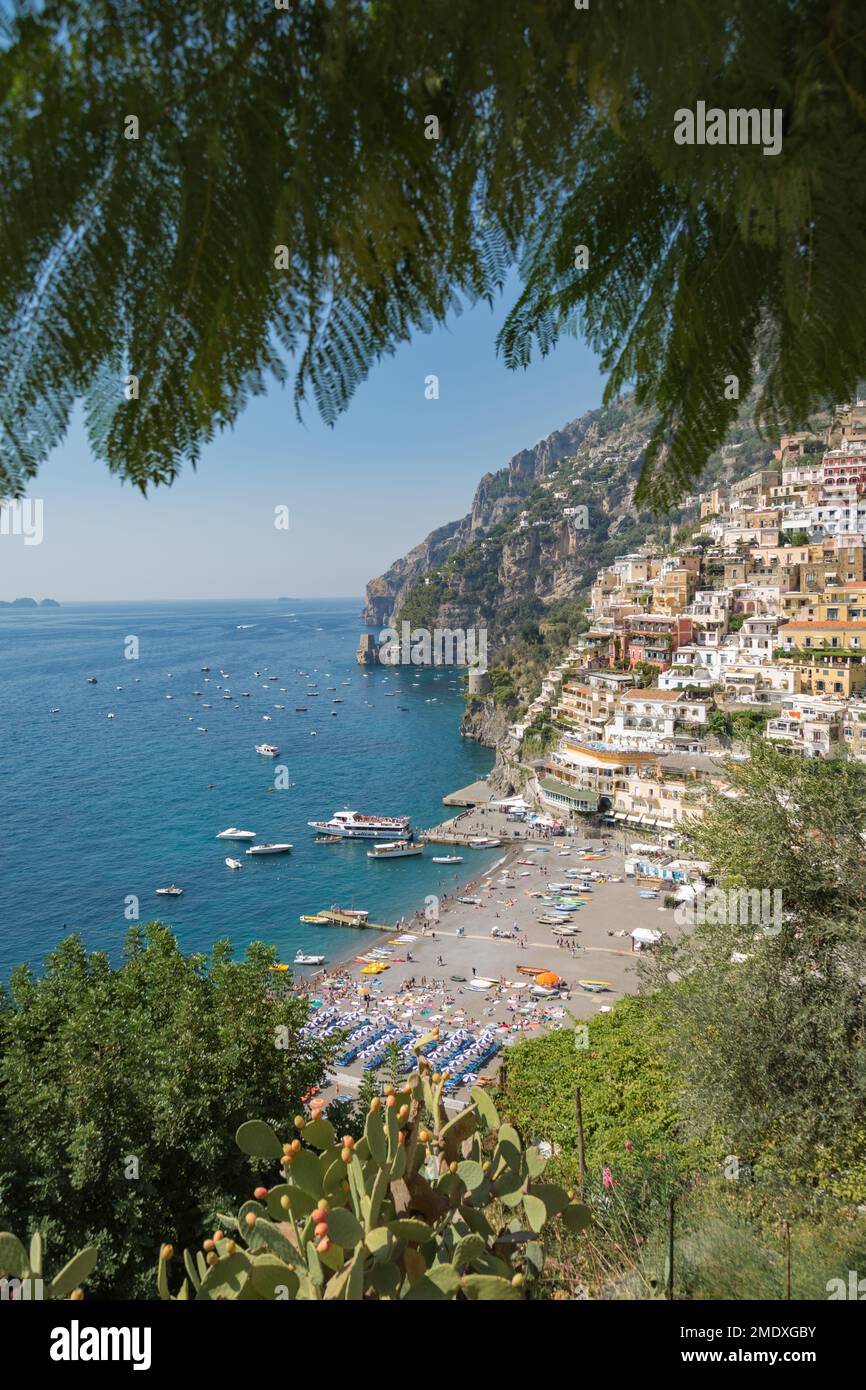 Blick auf Boote, Gebäude, den Strand und das Tyrrhenische Meer an den Klippen von Positano, Amalfiküste, Italien. Stockfoto