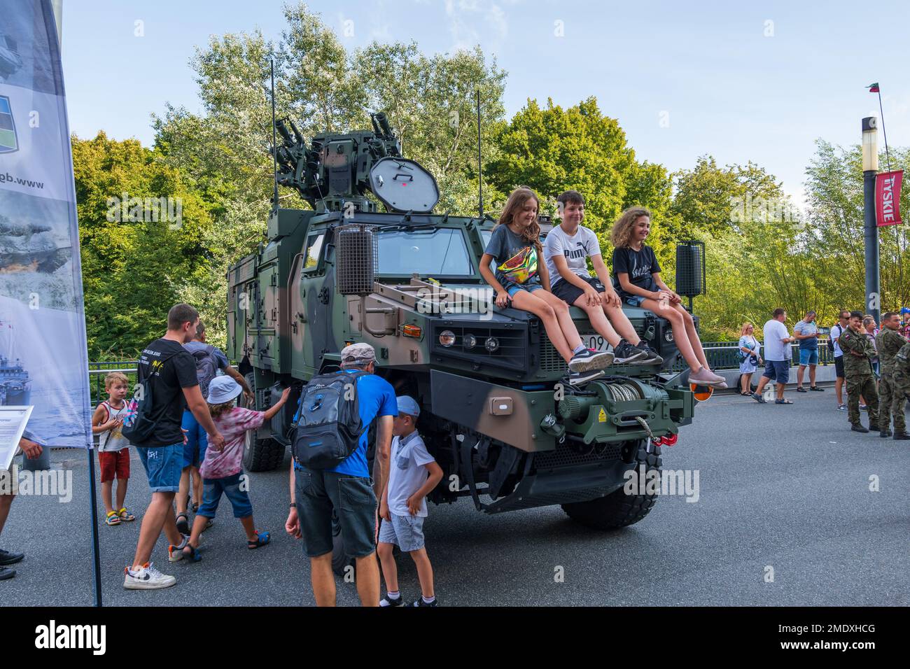 Warschau, Polen - 14. August 2022 - Kinder auf der Haube des selbstfahrenden Flugabwehrsystems Poprad, Kurzstreckenabwehr am polnischen Armeetag Stockfoto