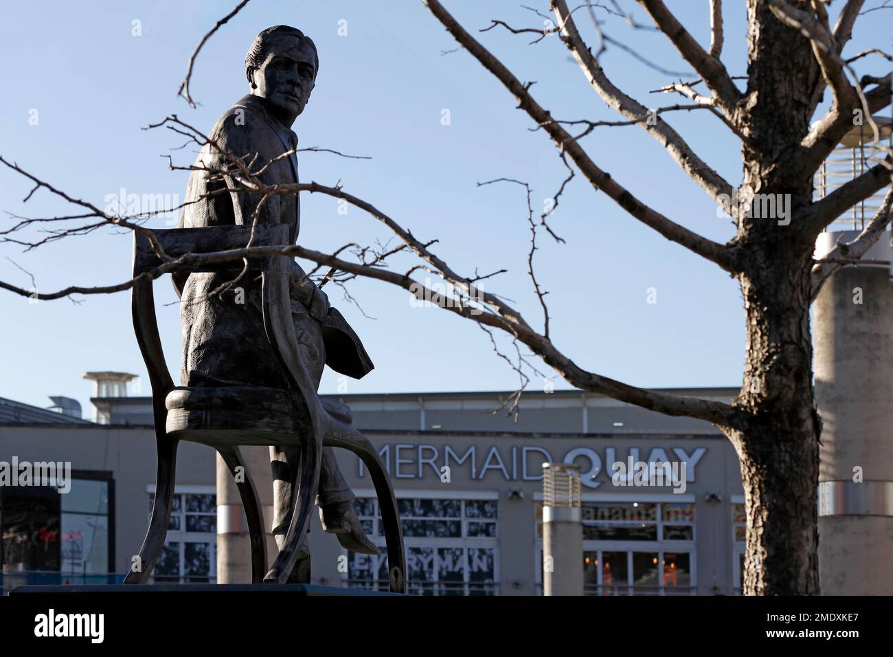 Ivor Novello (David Ivor Davies) Statue von Peter Nicholas in der Nähe des Mermaid Quay, Cardiff Bay. Aufgenommen 2023 Stockfoto