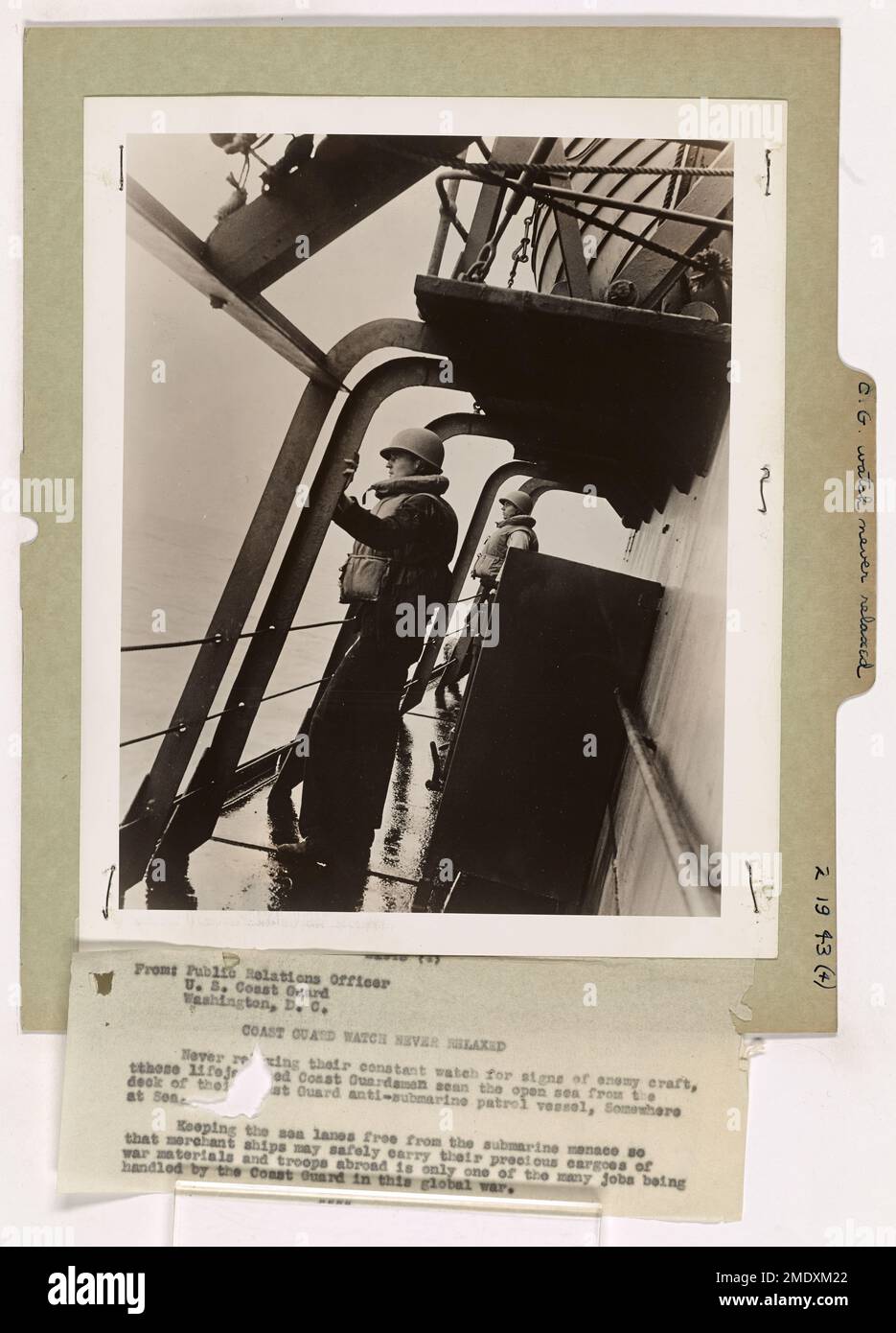 Küstenwache, die Schwimmwesten tragen, scannen das offene Meer vom Deck ihres Anti-U-Boot-Patrouillenschiffs. Diese wachsamen Mitarbeiter sind weiterhin wachsam, um Unterwasserbedrohungen in ihrer entscheidenden Rolle als Verteidigungspatrouille zu erkennen. Stockfoto