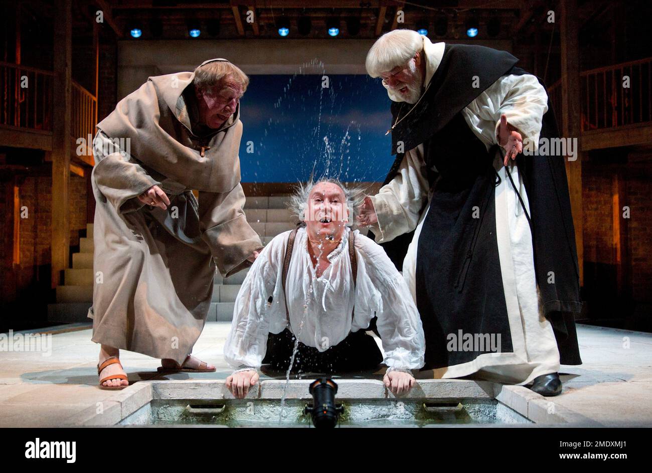 l-r: Geoffrey Freshwater (Friar Barnadine), Jasper Britton (Barabas), Matthew Kelly (Friar Jacomo) in THE JEW OF MALTA von Christopher Marlowe von The Royal Shakespeare Company (RSC), Swan Theatre, Stratford-upon-Avon, England 26/03/2015 Design: Lily Arnold Audibert Lightning: Oliver Fenwick Stockfoto