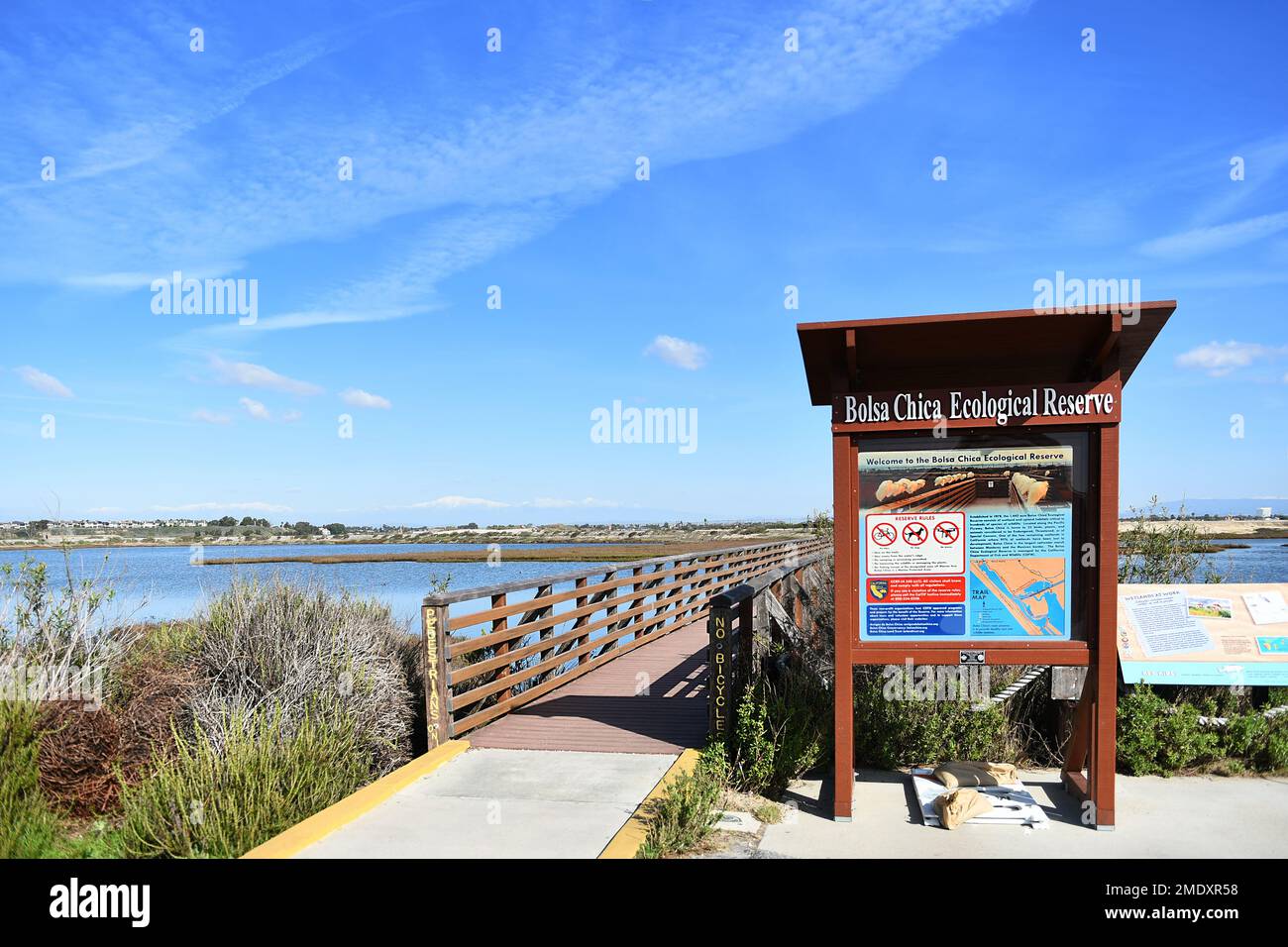 HUNTINGTON BEACH, KALIFORNIEN - 18. JANUAR 2023: Schild und Promenade am Bolsa Chica Ecological Reserve, dem größten Salzwassermarsch entlang der Küste von C. Stockfoto