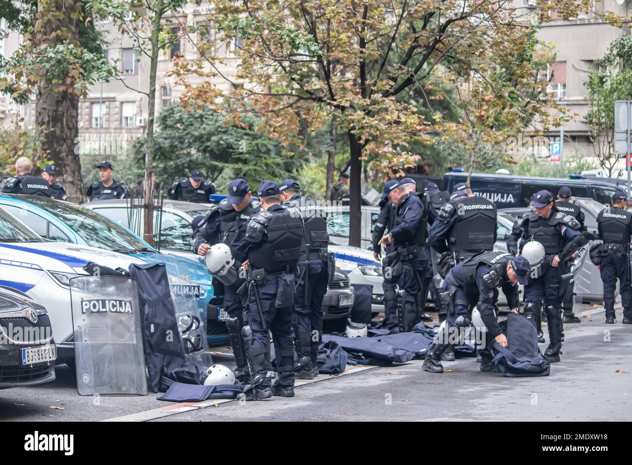 Polizeikräfte und Angehörige von Sondereinheiten der Aufständischen Polizei in Uniformen und Straßensperren Stockfoto