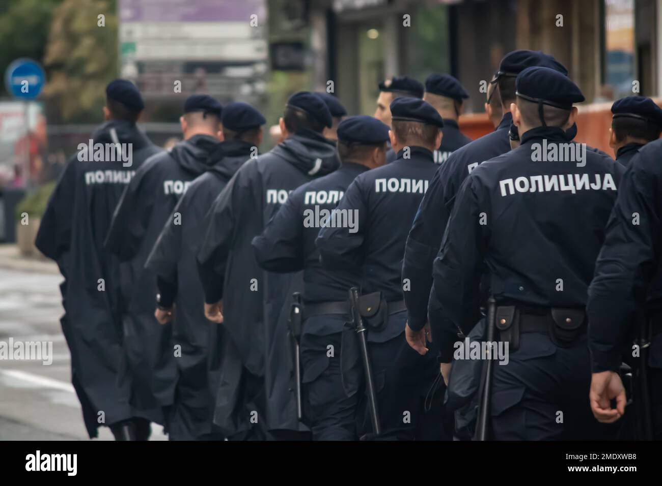 Polizeikräfte und Angehörige von Sondereinheiten der Aufständischen Polizei in Uniformen und Straßensperren Stockfoto