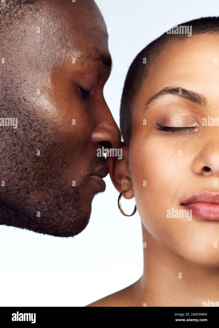 Der Duft der Liebe ist überall um uns herum. Studioaufnahme eines Paares, das mit geschlossenen Augen vor grauem Hintergrund posiert. Stockfoto