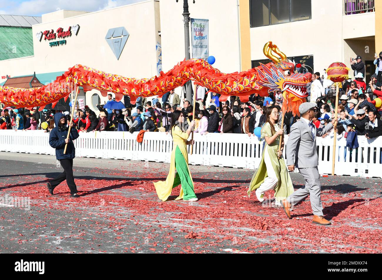 WESTMINSTER, KALIFORNIEN - 22. JANUAR 2023: Menschen mit einem roten Drachen während der Tet Parade zum Jahr der Katze. Stockfoto