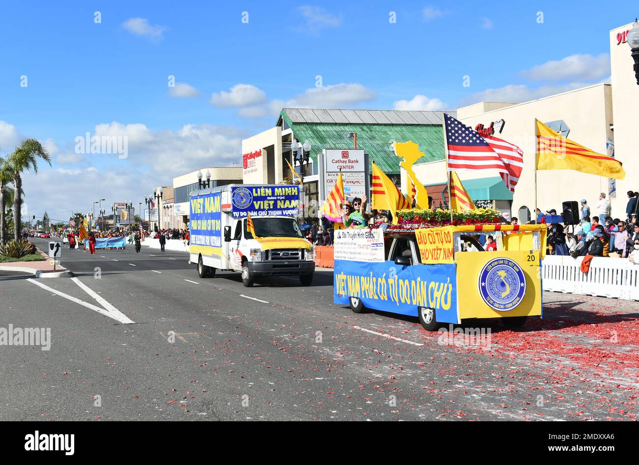 WESTMINSTER, KALIFORNIEN - 22. JANUAR 2023: Freie Wahlen für Vietnam-Banner auf Fahrzeug bei der Tet Parade anlässlich des Jahres der Cat. Stockfoto