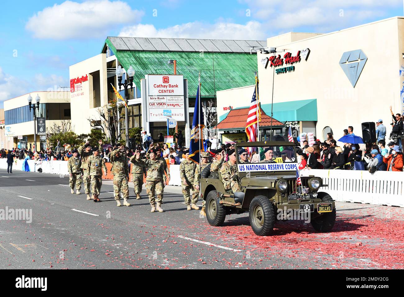 WESTMINSTER, KALIFORNIEN - 22. JANUAR 2023: Mitglieder des US National Reserve Corps marschieren bei der Tet Parade zur Feier des Jahres der Cat. Stockfoto