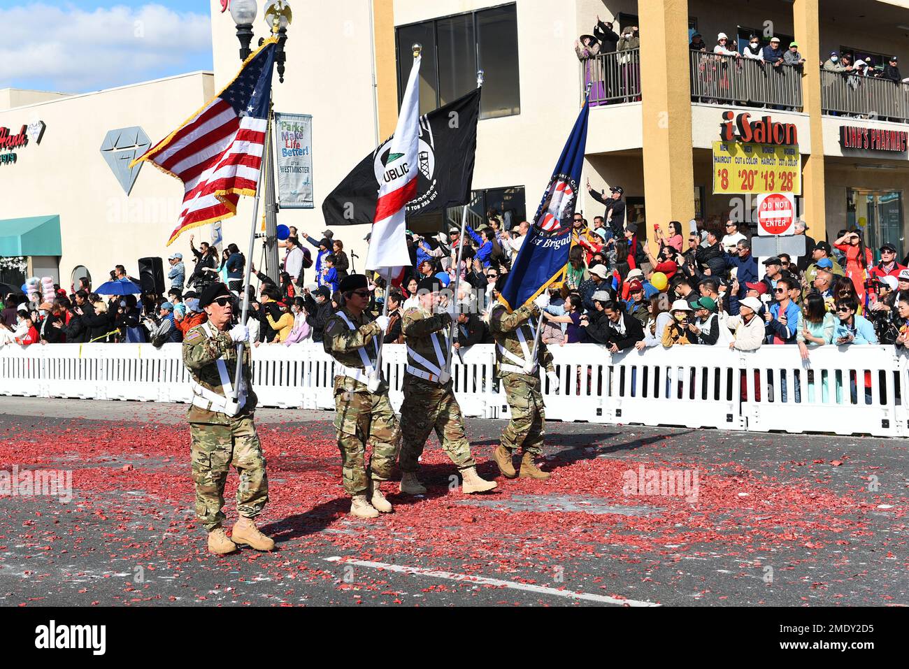 WESTMINSTER, KALIFORNIEN - 22. JANUAR 2023: Mitglieder des US National Reserve Corps tragen Flaggen bei der Tet Parade zur Feier des Jahres der Cat. Stockfoto