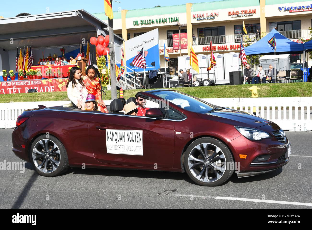 WESTMINSTER, KALIFORNIEN - 22. JANUAR 2023: Westminster Vice Mayor Namquan Nguyen Familie fährt in einem Auto auf der Tet Parade zur Feier des Jahres der Katze. Stockfoto