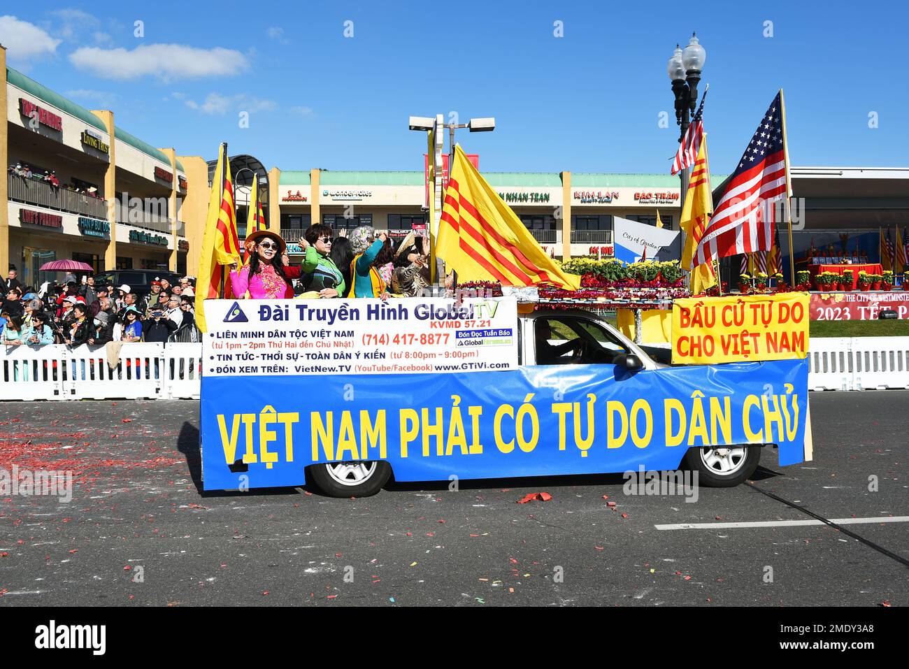 WESTMINSTER, KALIFORNIEN - 22. JANUAR 2023: Freie Wahlen für Vietnam-Banner auf Fahrzeug bei der Tet Parade anlässlich des Jahres der Cat. Stockfoto