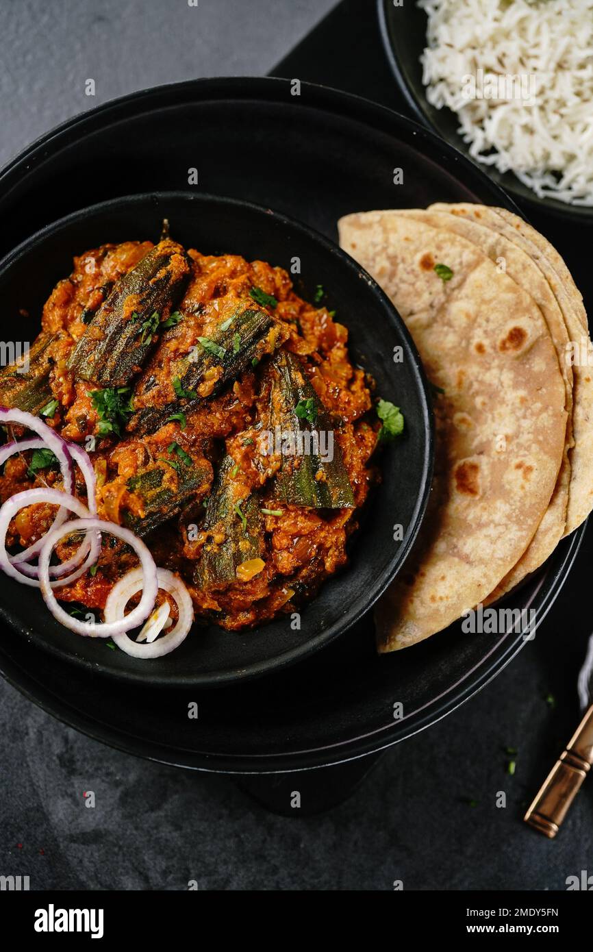 Hausgemachte Punjabi Bhindi Masala | Okra in gewürzter Tomatensoße mit ...