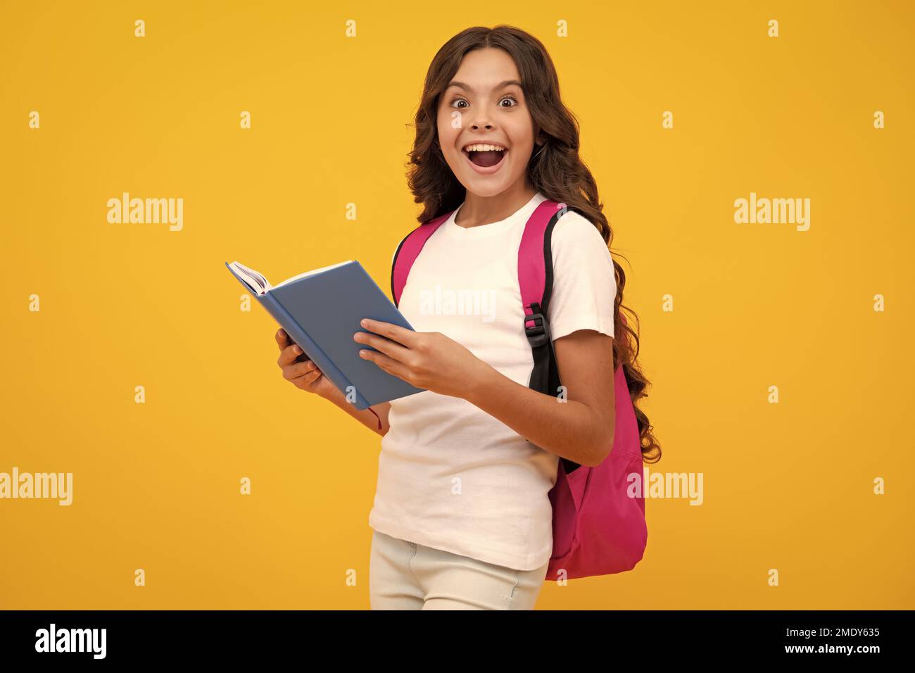 Erstaunt teen Mädchen. Schule Teenager Kind Mädchen 12, 13, 14 Jahre alt mit Schultasche Buch und Copybook. Teenager Schülerin Student, isoliert Hintergrund Stockfoto