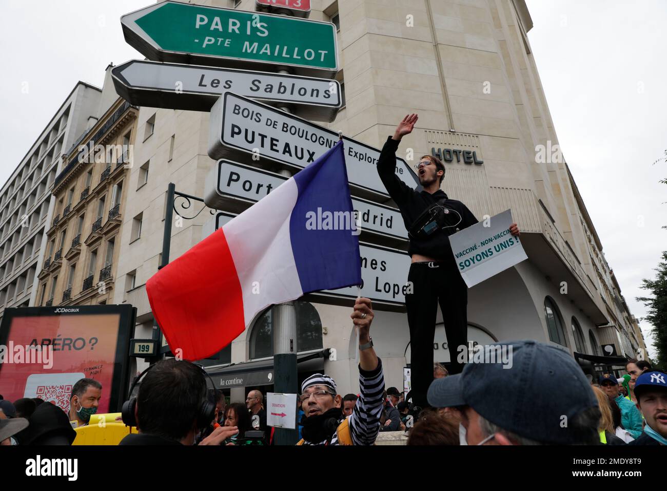 Anti-Vax protesters gather to protest against the vaccine and the vaccine passport, during a demonstration in Paris, France, Saturday Aug. 7, 2021. Some thousands of people are expected to march in Paris and other French cities on Saturday to protest against a special virus pass and what they see as restrictions of personal freedoms. (AP Photo / Adrienne Surprenant) Stockfoto