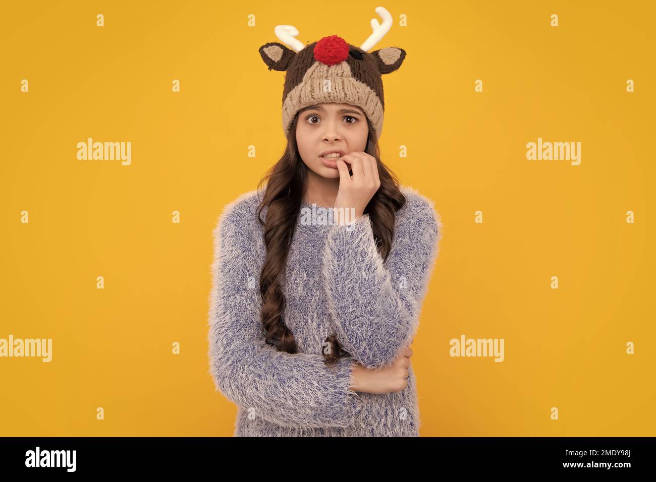 Mode glücklich junge Frau in gestrickten Hut und Pullover mit Spaß über bunten blauen Hintergrund wütend Teenager-Mädchen, aufgeregt und unglücklich negative Emotion. Stockfoto