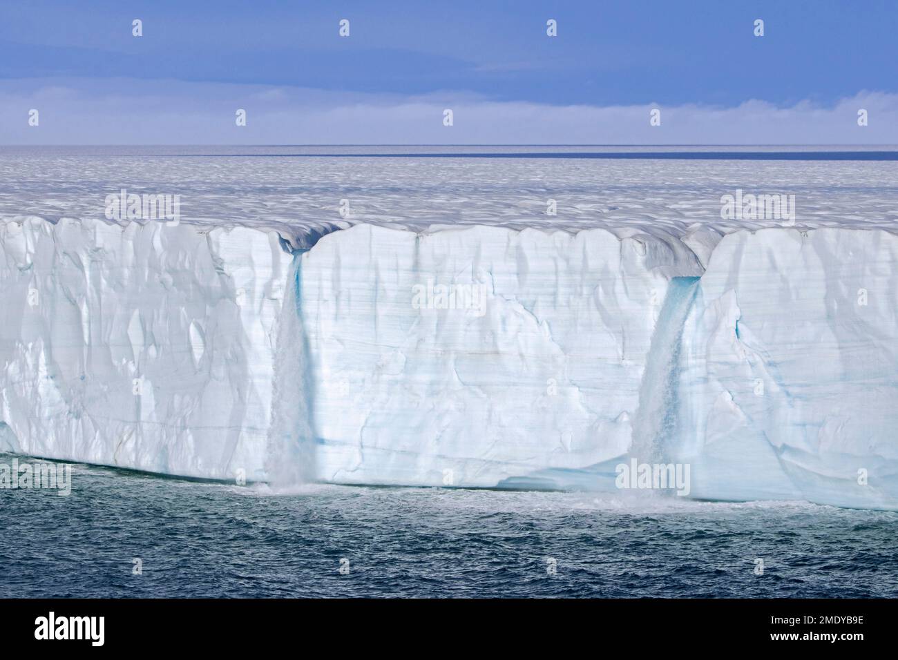 Wasserfälle am Rand des Brasvellbreen-Gletschers von der Eiskappe Austfonna, die in die Barentssee, Nordaustlandet, Svalbard/Spitsbergen hinausragt Stockfoto