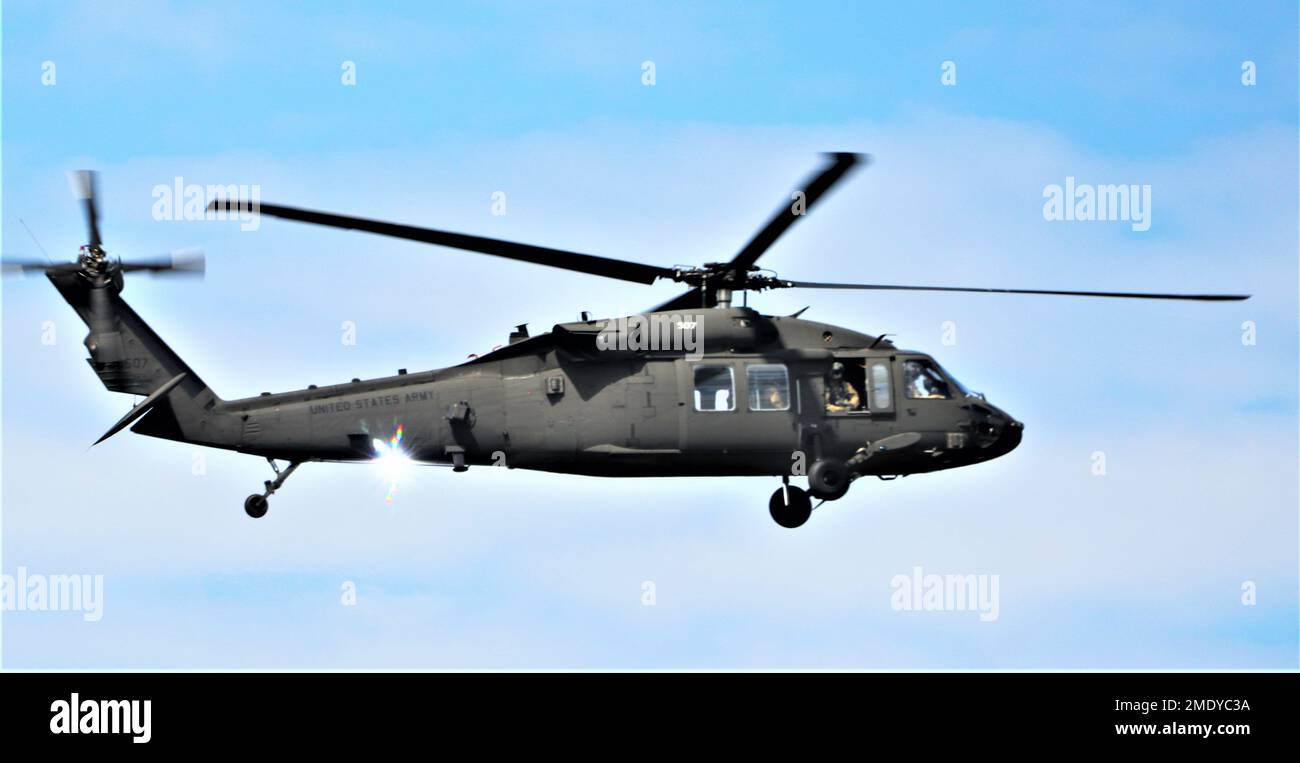 Eine Armee-UH-60 Black Hawk Helikoptercrew betreibt am 26. Juli 2022 einen Black Hawk am Sparta-Fort McCoy Airport in Fort McCoy, Wisconsin, während einer Trainingsmission. Mehrere Black Hawk Crews und Helikopter wurden im Juli vom Flughafen aus eingesetzt, um eine Vielzahl von Trainingsereignissen in Fort McCoy zu unterstützen, darunter für die Warrior-Übung der 78. Training Division 78-22-02. Stockfoto