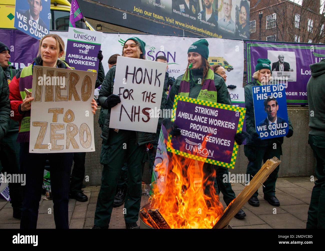 London, Großbritannien. 23. Januar 2023. Ambulanzhelfer an der Streikpostenlinie in Waterloo. Die Ambulanzmitarbeiter haben heute einen neuen Streik eingeleitet, in einem eskalierenden Streit um Bezahlung und Personal. Das Personal streikte heute zum dritten Mal innerhalb von fünf Wochen, da die Regierung dringend aufgefordert wurde, eine sich vertiefende Auseinandersetzung über die Bezahlung und die Bedingungen der Beschäftigten im Gesundheitswesen zu lösen. Es kommt, nachdem Kanzler Jeremy Hunt gesagt wurde, dass er die Arbeitskampagne stoppen und mit der Lösung des Personalnotfalls beginnen kann, wenn er mit neuem Geld aufkommt, um Gesundheitspersonal, einschließlich Sanitäter und NHS-Personal, fair zu bezahlen. Kredit: Mark Thomas/Alamy Live News Stockfoto