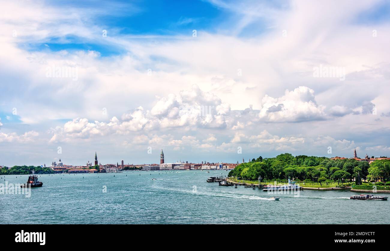 Malerischer Blick auf den Hafen und die Stadt Venedig, Italien Stockfoto