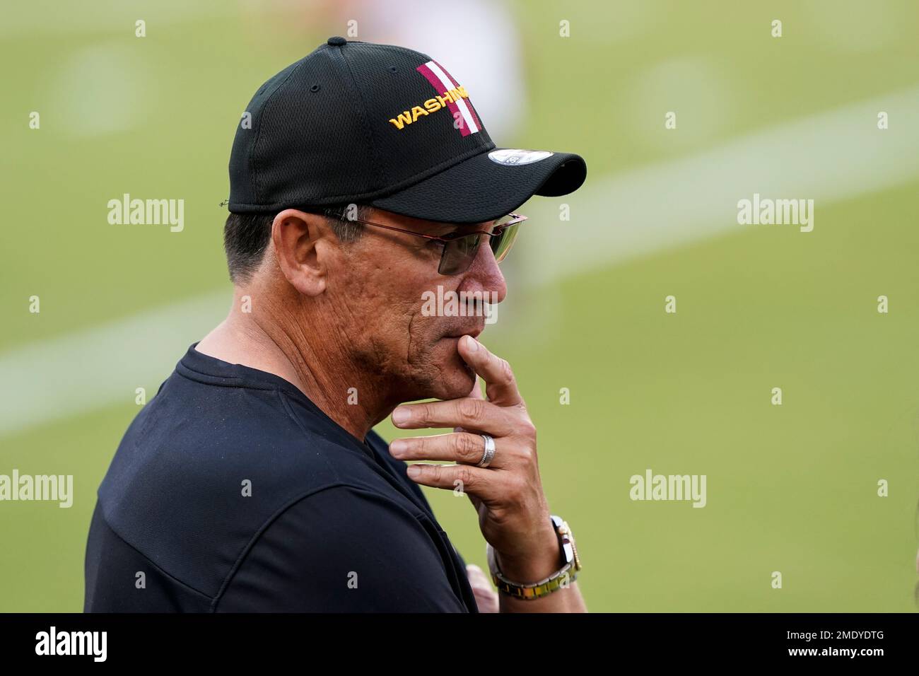 Washington Football Team coach Ron Rivera stands on the field during the NFL football team's practice Friday, Aug. 6, 2021, in Landover, Md. (AP Photo/Alex Brandon) Stockfoto