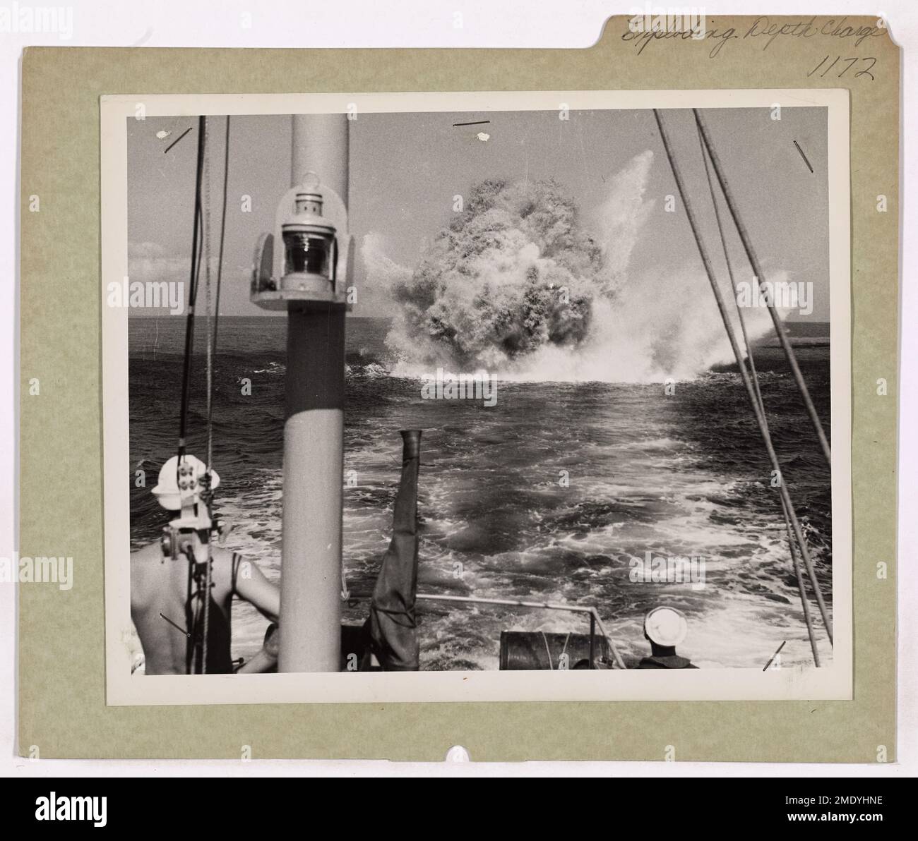 Ein dramatischer Blick auf die Explosion einer Tiefenladung, die während militärischer Operationen an Bord eines Küstenwachschiffs gefangen wurde. Stockfoto