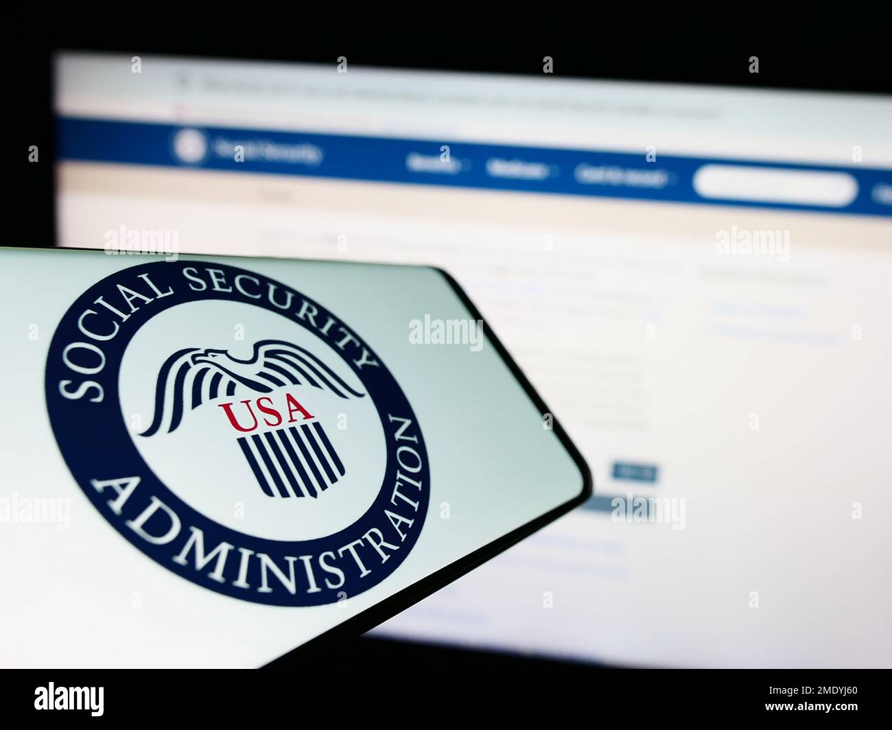 Smartphone mit Siegel der amerikanischen Sozialversicherungsanstalt (SSA) auf dem Bildschirm vor der Website. Konzentrieren Sie sich auf die Mitte des Telefondisplays. Stockfoto Smartphone mit Siegel der amerikanischen Sozialversicherungsanstalt (SSA) auf dem Bildschirm vor der Website. Konzentrieren Sie sich auf die Mitte des Telefondisplays. Stockfoto