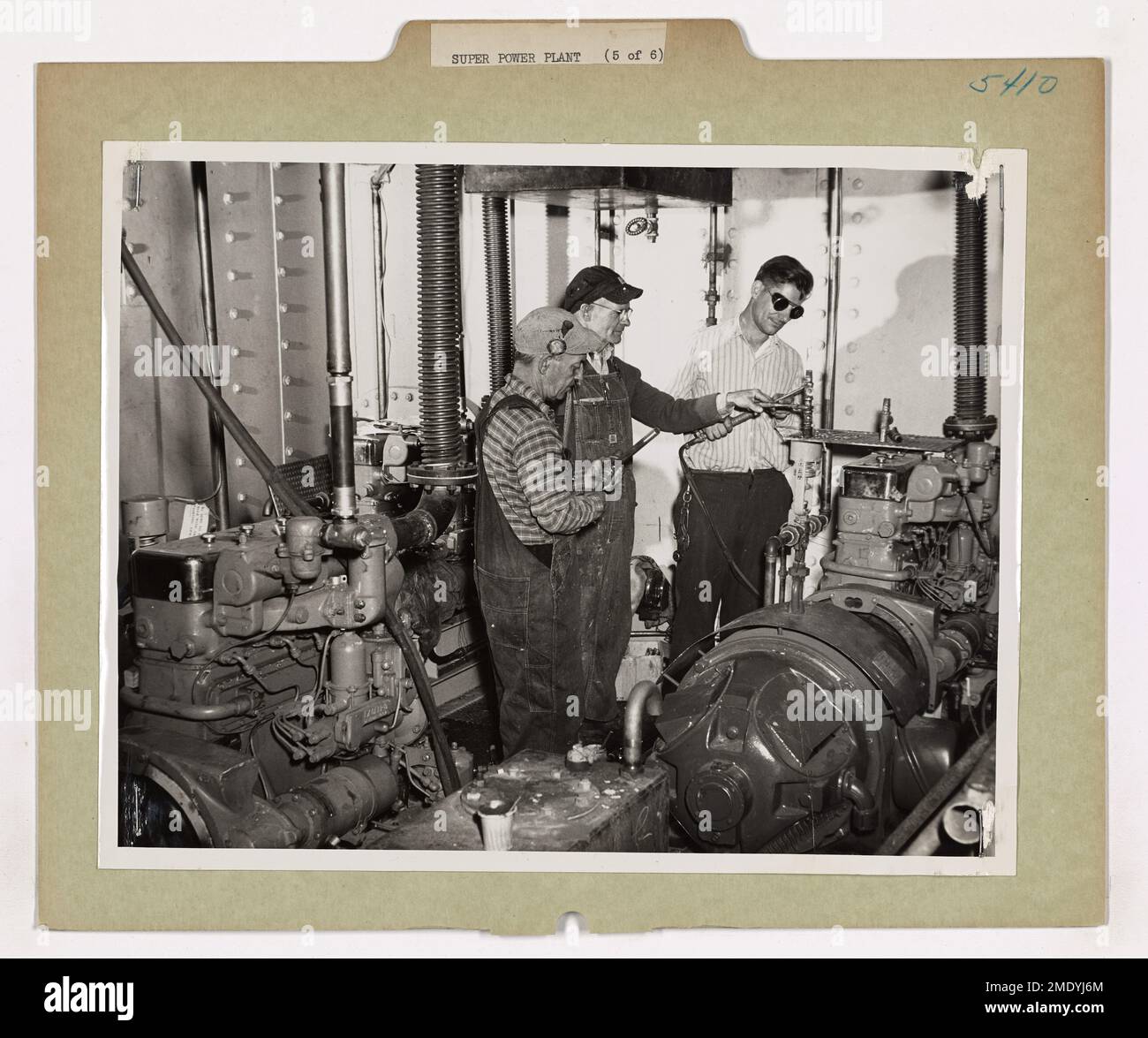 Arbeiter am Coast Guard Yard in Curtis Bay, Maryland, installieren Dieselgeneratoren auf dem Coast Guard Lightship 99. Das Leuchtschiff dient als schwimmendes Leuchtfeuer für die Schifffahrt in gefährlichen Gewässern, auch ohne ständige Besatzung an Bord. Stockfoto