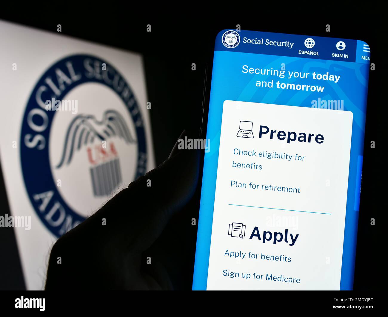 Person, die ein Mobiltelefon mit einer Website der US-Sozialversicherungsanstalt (SSA) auf dem Bildschirm vor dem Siegel hält. Konzentrieren Sie sich auf die Mitte des Telefondisplays. Stockfoto Person, die ein Mobiltelefon mit einer Website der US-Sozialversicherungsanstalt (SSA) auf dem Bildschirm vor dem Siegel hält. Konzentrieren Sie sich auf die Mitte des Telefondisplays. Stockfoto