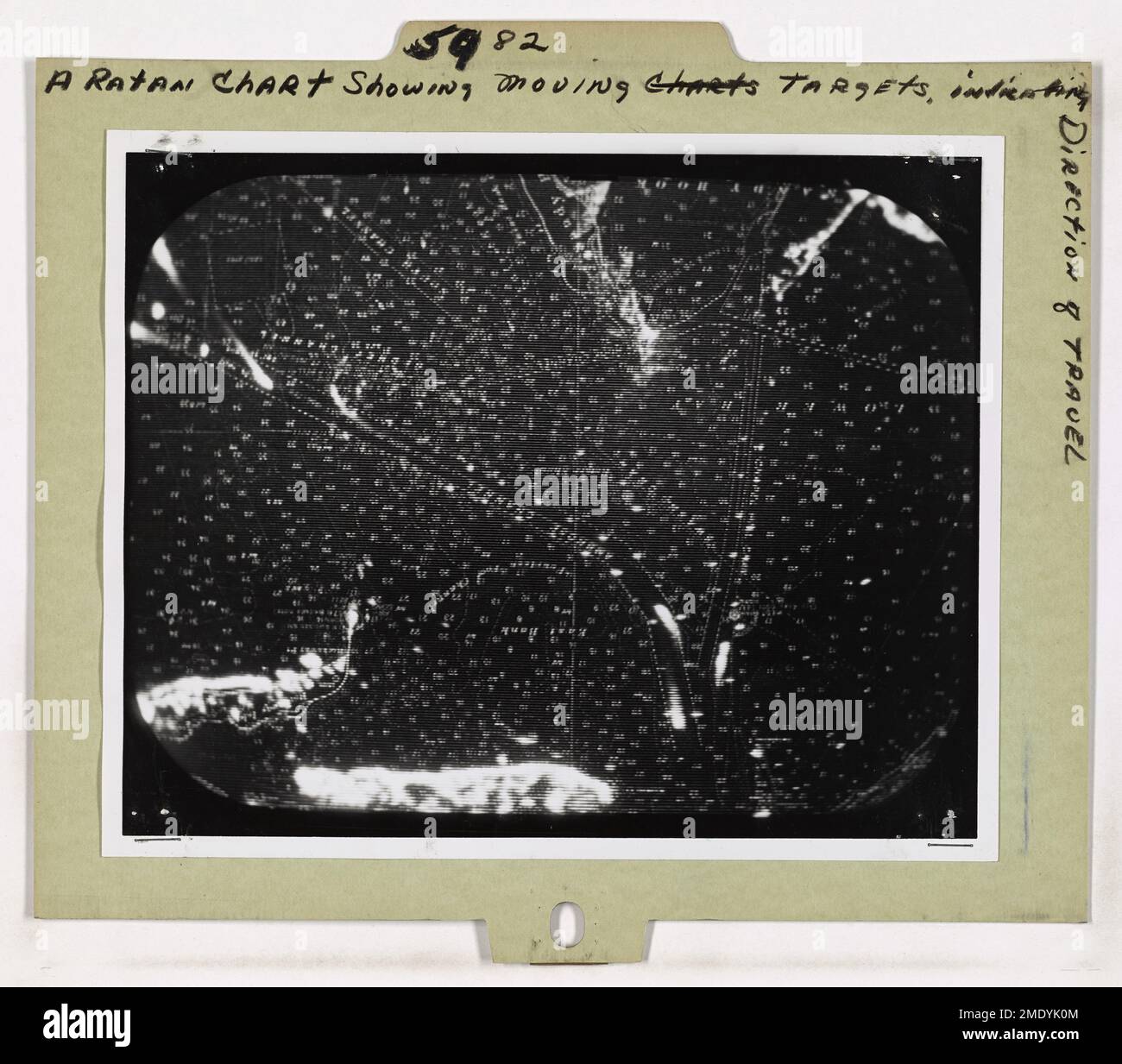 Ein RATANDIAGRAMM mit beweglichen Zielen (Serie 3 von 4). Die US-Küstenwache stellte HEUTE RATAN vor, ihr neuestes elektronisches Hilfsmittel für kleine Bootstouren. Dies ist das erste Mal, dass das Fernsehen in ein Navigationssystem für den zivilen Seeverkehr integriert wurde. RATAN, die Abkürzung für Radar and Television Aid to Navigation, verwendet ein Bild, das von einem hochauflösenden Landradar bereitgestellt wird, das dann über UHF-Fernsehen für den Empfang an Bord von Schiffen und Booten im allgemeinen Gebiet übertragen wird. Es können weitere Ergänzungen am Bild vorgenommen werden, z. B. das Überblenden einer Karte der Fläche als en Stockfoto