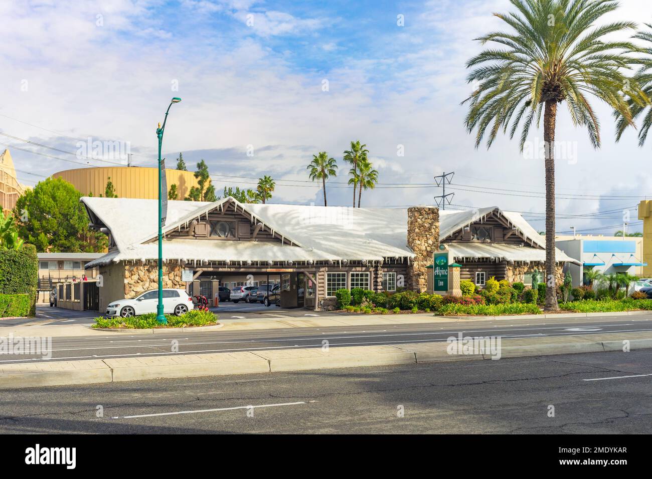 Anaheim, CA, USA – 2. November 2022: Blick auf die Straße vom Alpine Inn Motel an der Katella Ave in Anaheim, Kalifornien. Stockfoto