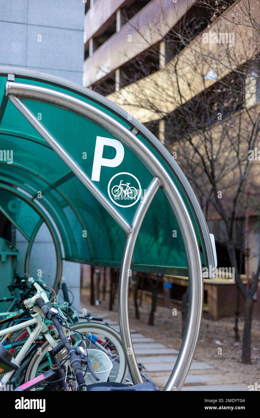 Eine Reihe von Fahrrädern auf dem Fahrradständer Stockfoto