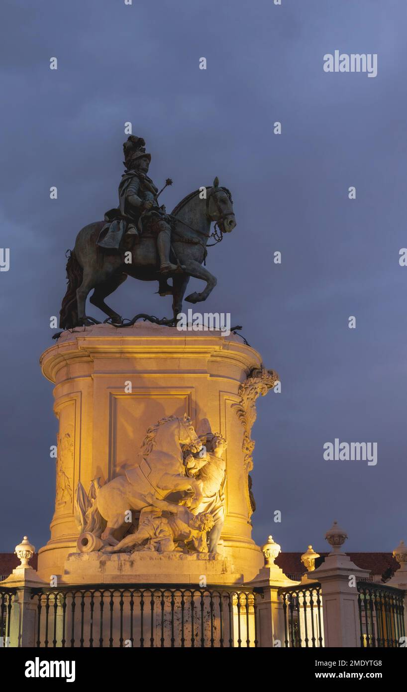Lissabon, Portugal. Statue von König José I., 1714-1777, bekannt als Reformer, in Praca do Comercio oder Handelsplatz. Die Statue wurde durch Bildhauerei erschaffen Stockfoto