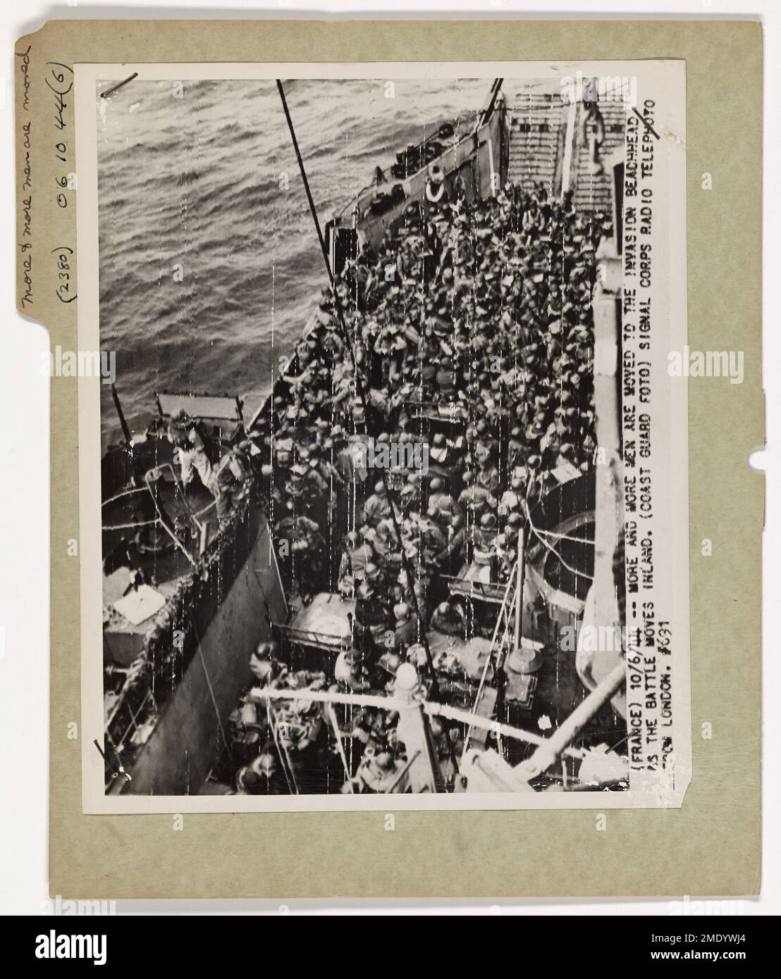 Dieses Bild zeigt die stetige Bewegung der Truppen zur Invasion in Frankreich, während die amerikanischen Truppen während der Schlacht um die Normandie ins Landesinnere vorstoßen. Das Foto zeigt die Dringlichkeit und das Ausmaß der D-Day-Invasion, da mehr Männer bewegt werden, um die Alliierten in Frankreich zu festigen. Stockfoto