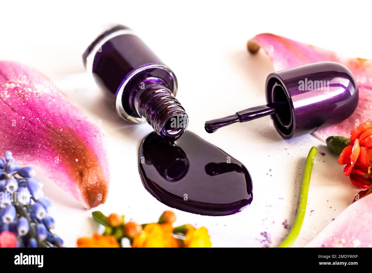 Nagellack mit Blumen Stockfoto