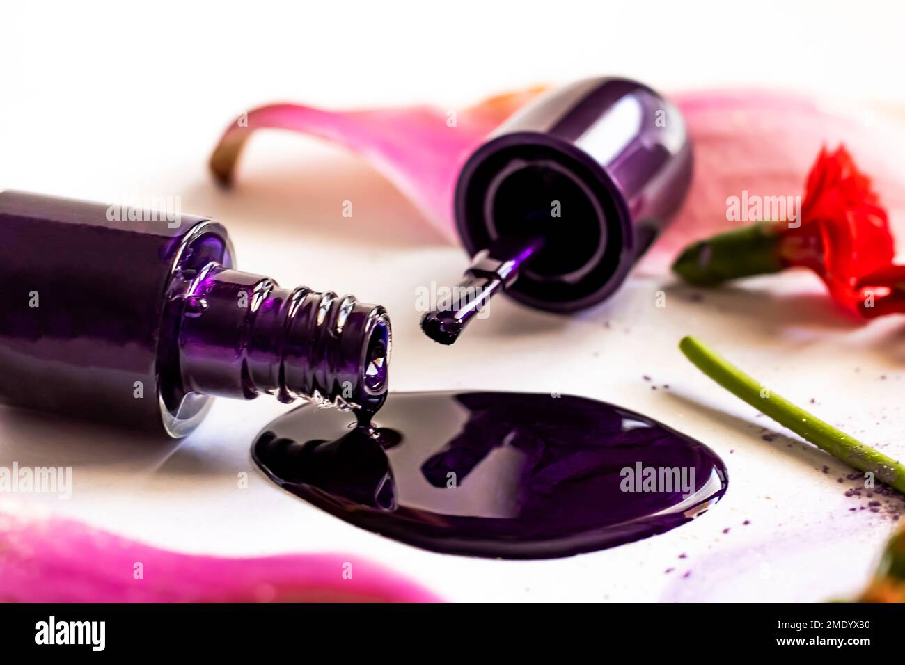 Nagellack mit Blumen Stockfoto