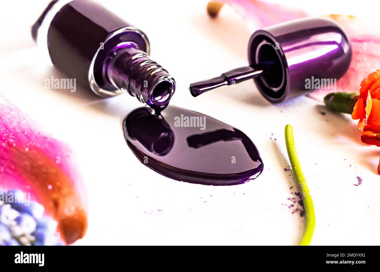 Nagellack mit Blumen Stockfoto