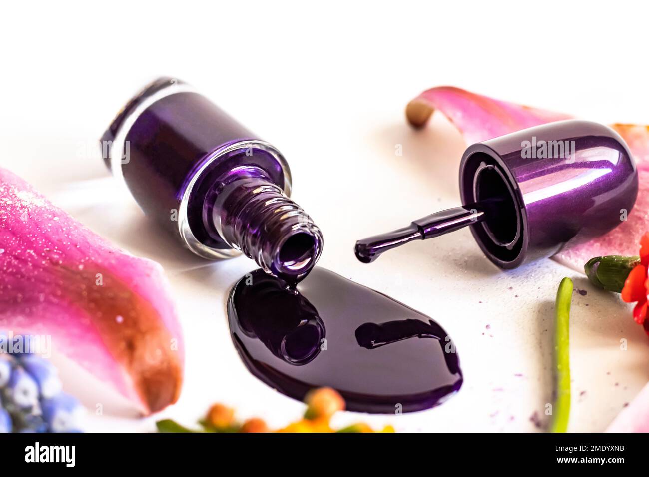 Nagellack mit Blumen Stockfoto