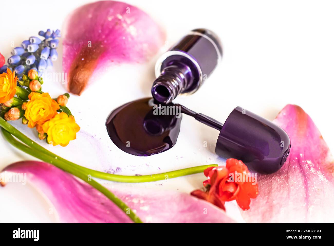 Nagellack mit Blumen Stockfoto