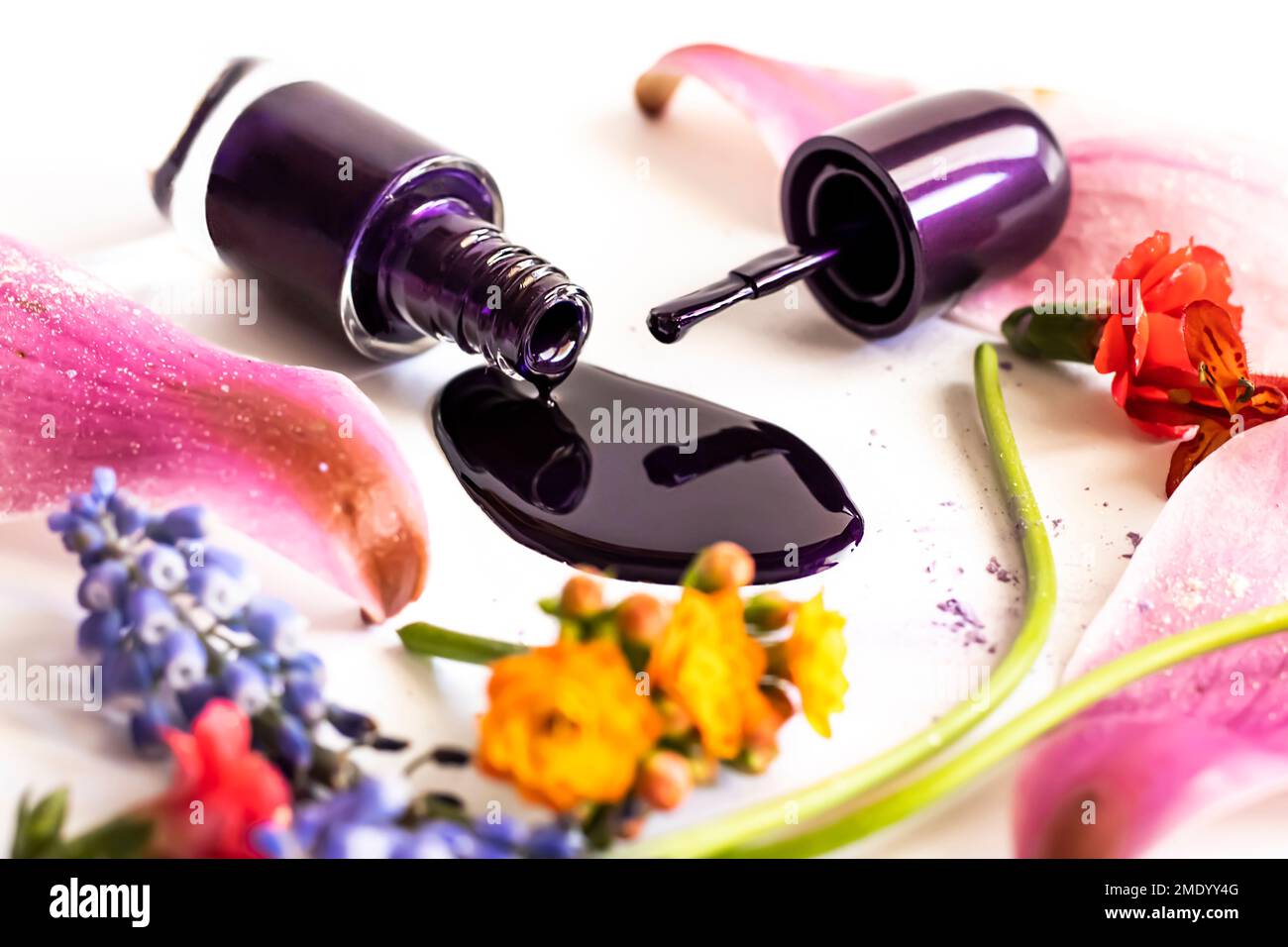 Nagellack mit Blumen Stockfoto