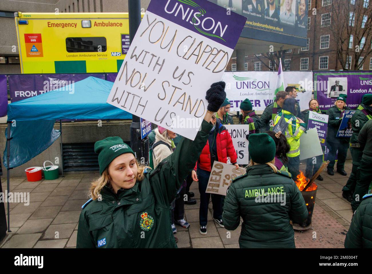 London, Großbritannien. 23. Januar 2023. Ambulanzhelfer an der Streikpostenlinie in Waterloo. Die Ambulanzmitarbeiter haben heute einen neuen Streik eingeleitet, in einem eskalierenden Streit um Bezahlung und Personal. Das Personal streikte heute zum dritten Mal innerhalb von fünf Wochen, da die Regierung dringend aufgefordert wurde, eine sich vertiefende Auseinandersetzung über die Bezahlung und die Bedingungen der Beschäftigten im Gesundheitswesen zu lösen. Es kommt, nachdem Kanzler Jeremy Hunt gesagt wurde, dass er die Arbeitskampagne stoppen und mit der Lösung des Personalnotfalls beginnen kann, wenn er mit neuem Geld aufkommt, um Gesundheitspersonal, einschließlich Sanitäter und NHS-Personal, fair zu bezahlen. Kredit: Mark Thomas/Alamy Live News Stockfoto