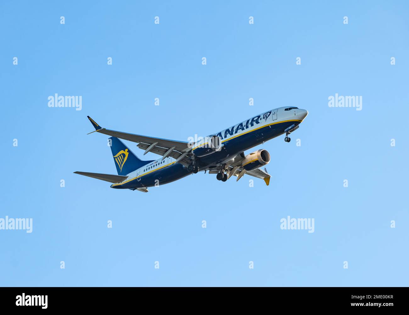 Flugzeug von Ryanair, das mit Unterwagen vor klarem blauen Himmel landet, Schottland, Vereinigtes Königreich Stockfoto