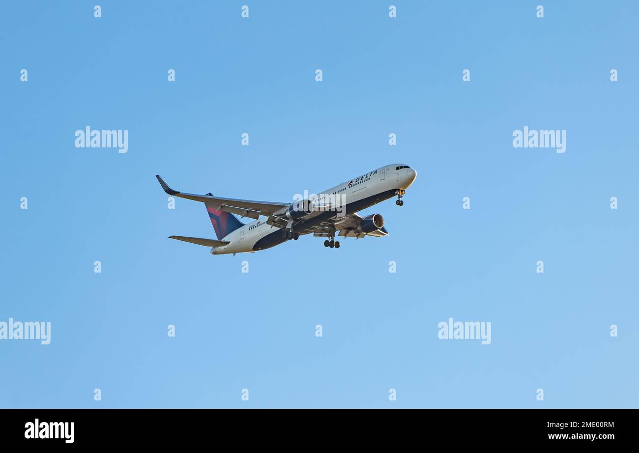 Flugzeug von Delta Airlines, Landeanflug mit Unterwagen vor klarem blauen Himmel, Schottland, Großbritannien Stockfoto